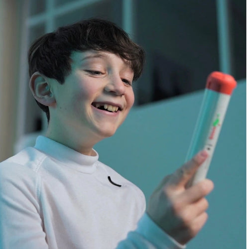 צעצוע אינטראקטיבי חכם Stickflip מ"גאדג'ט-ליין מימד חדש" עם 10 משחקים מובנים לילדים, מראה את המשחק.