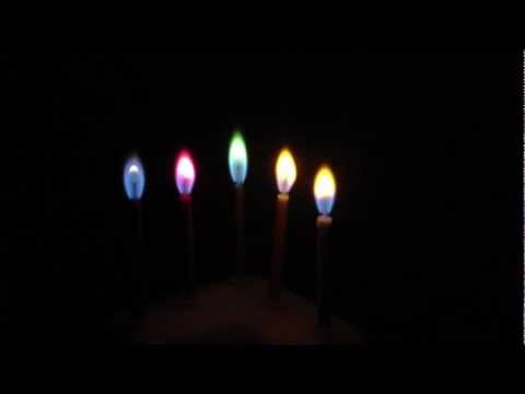 נרות יום-הולדת עם להבה צבעונית לפי צבע הנר