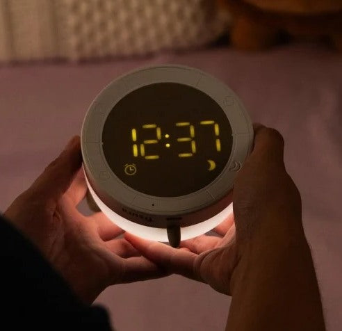 שעון מעורר דיגיטלי עם מנורת לילה נטענת בעיצוב חתול
