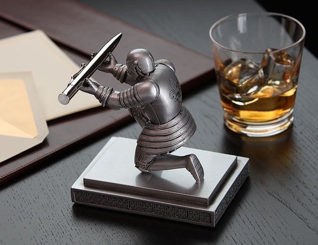 thinkgeek-executive-knight-pen-holder-001
