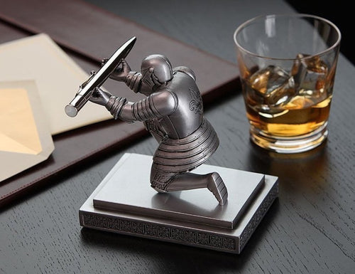thinkgeek-executive-knight-pen-holder-001