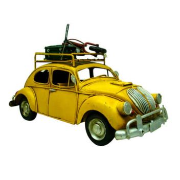 מכונית חיפושית רטרו צהובה עם גגון אופניים ומזוודה