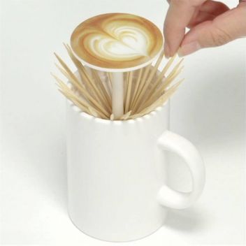 מתקן לקיסמים בעיצוב כוס קפה