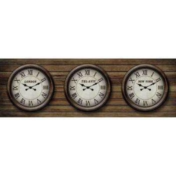 שלושה שעונים אנלוגיים על קנבס דמוי עץ
