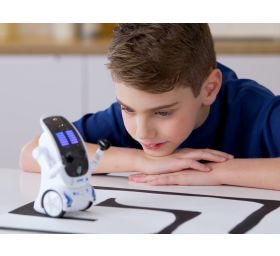 רובוט הולך אחרי קו מפצח מבוכים ורוקד