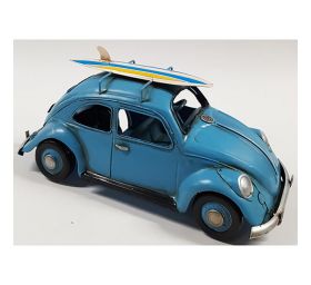 מכונית חיפושית רטרו עם עם גלשן כחול על הגג